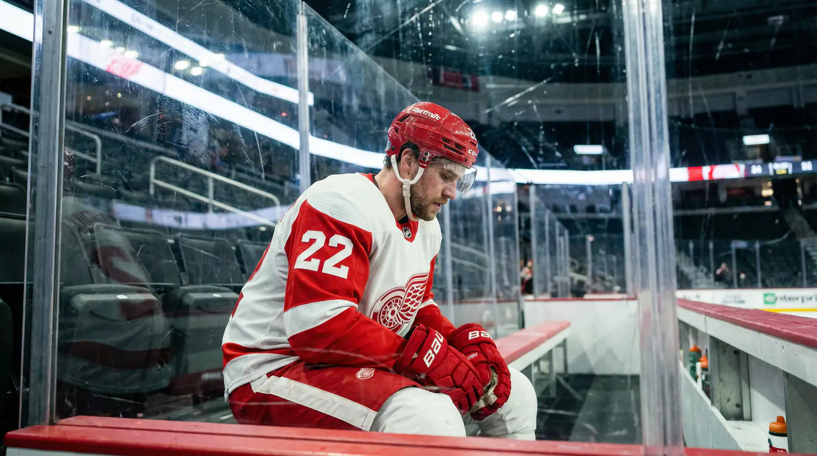 Eishockeyspieler auf der Strafbank während eines Spiels in voller Ausrüstung
