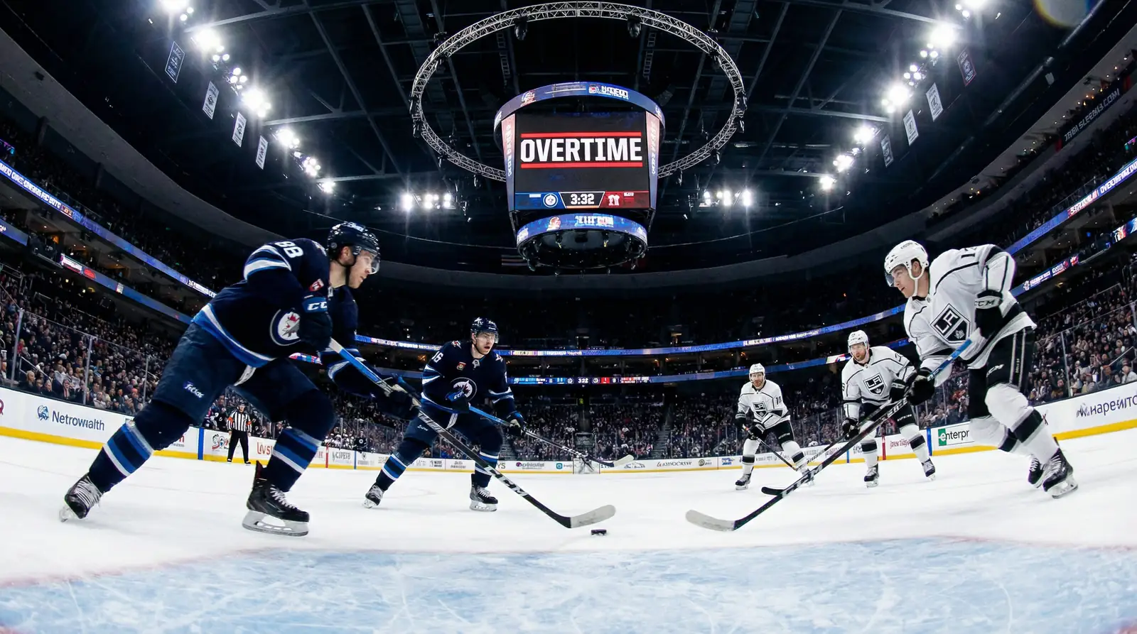 Eishockey-Spieler beim 3-gegen-3-Overtime auf der Eisfläche