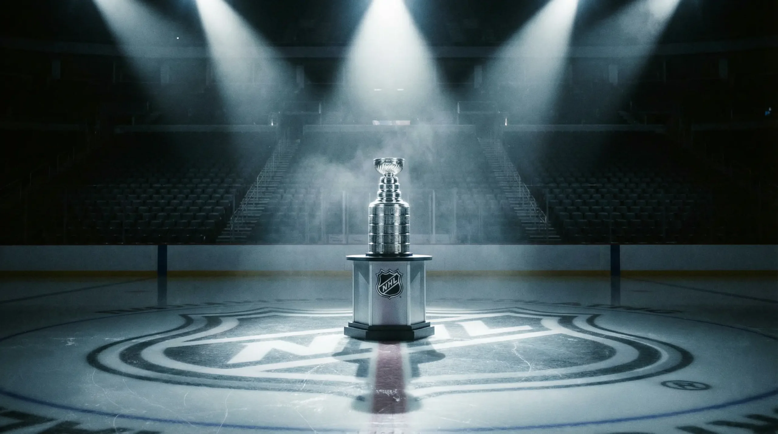 Stanley Cup Pokal auf einem Eishockeyfeld mit Scheinwerferlicht
